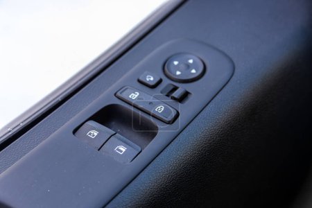 Foto de Novosibirsk, Rusia - 18 de marzo de 2024: Hyundai Staria, close-up of the side door buttons: window adjustment buttons, door lock. interior del coche moderno: piezas, botones, perilla - Imagen libre de derechos