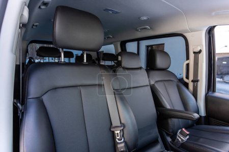 Téléchargez les photos : Novossibirsk, Russie - 18 mars 2024 : Hyundai Staria, Siège arrière noir en cuir gros plan en arrière-plan avec ceinture de sécurité. Intérieur de voiture de luxe - en image libre de droit