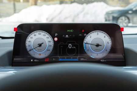Téléchargez les photos : Novossibirsk, Russie - Mars 18, 2024 : Hyundai Staria, Tableau de bord de voiture avec rétro-éclairage blanc : compteur kilométrique, compteur de vitesse, tachymètre, niveau de carburant, température de l'eau et plus - en image libre de droit
