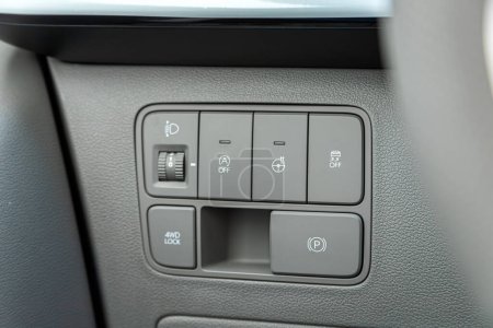 Foto de Novosibirsk, Rusia - 18 de marzo de 2024: Hyundai Staria, Acercamiento de los botones de control del interruptor del faro, panel de control de nivel de ajuste automático. - Imagen libre de derechos