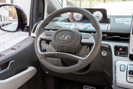 Téléchargez les photos : Novossibirsk, Russie - 18 mars 2024 : Hyundai Staria, détails de la cabine intérieure du poste de pilotage, compteur de vitesse et tachymètre. Intérieur cuir marron - en image libre de droit
