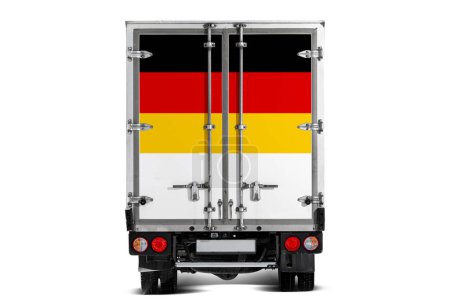 Foto de Un camión con la bandera nacional de Alemania representada en el portón trasero conduce sobre un fondo blanco. Concepto de exportación-importación, transporte, entrega nacional de mercancías - Imagen libre de derechos