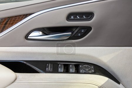 Foto de Novosibirsk, Rusia - 18 de marzo de 2024: Cadillac Escalade negro, primer plano de los botones laterales de la puerta: botones de ajuste de la ventana, cerradura de la puerta. interior del coche moderno: piezas, botones, perilla - Imagen libre de derechos