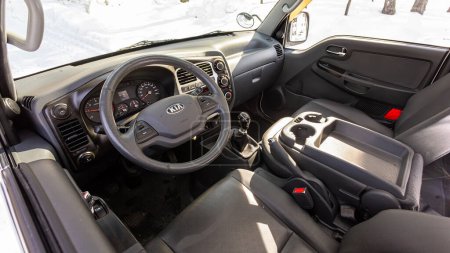 Téléchargez les photos : Novossibirsk, Russie - Mars 18, 2024 : blanc Kia Bongo, Intérieur de la nouvelle voiture SUV moderne avec transmission automatique, sanglier - en image libre de droit