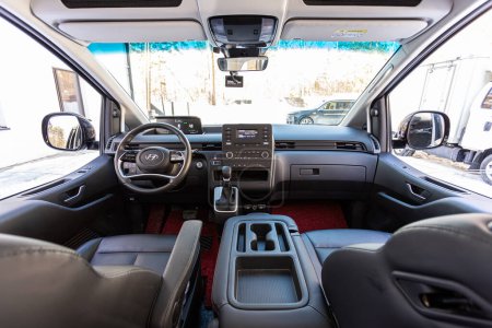 Téléchargez les photos : Novossibirsk, Russie - 18 mars 2024 : Hyundai Staria, Vue intérieure de la voiture avec un nouveau salon. Intérieur de voiture de luxe moderne de prestige - en image libre de droit