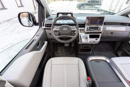 Téléchargez les photos : Novossibirsk, Russie - Mars 18, 2024 : Hyundai Staria, Intérieur de la nouvelle voiture SUV moderne avec transmission automatique, sanglier - en image libre de droit