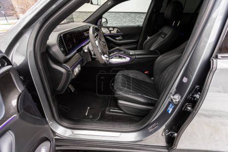 Foto de Novosibirsk, Rusia - 21 de julio de 2023: Mercedes-Benz GLE, Interior de un nuevo SUV moderno con volante, palanca de cambios y tablero de instrumentos, control de temperatura, velocímetro, pantalla. Interior de cuero rojo - Imagen libre de derechos