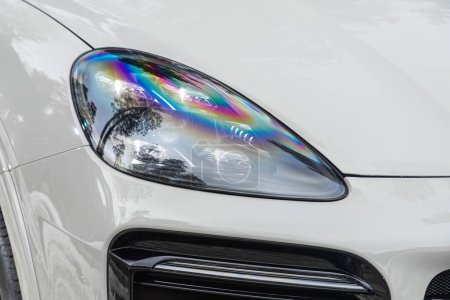 Téléchargez les photos : Novossibirsk, Russie - 04 avril 2024 : Porsche Cayenne blanche, Détail extérieur. gros plan de voiture moderne lampe au xénon headligh - en image libre de droit