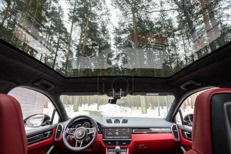 Téléchargez les photos : Novossibirsk, Russie - 04 avril 2024 : Porsche Cayenne blanche, intérieur de la voiture. Vue arrière du pare-brise, de l'écoutille et du tableau de bord - en image libre de droit