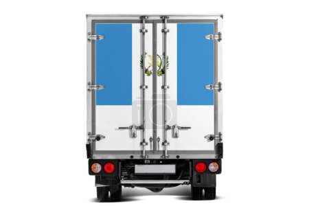 Foto de Un camión con la bandera nacional de Guetamala representada en la puerta trasera conduce sobre un fondo blanco. Concepto de exportación-importación, transporte, entrega nacional de mercancías - Imagen libre de derechos