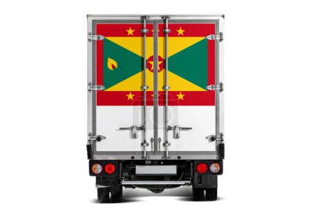 Un camion avec le drapeau national de la Grenade représenté sur le hayon roule sur un fond blanc. Concept d'exportation-importation, transport, livraison nationale de marchandises