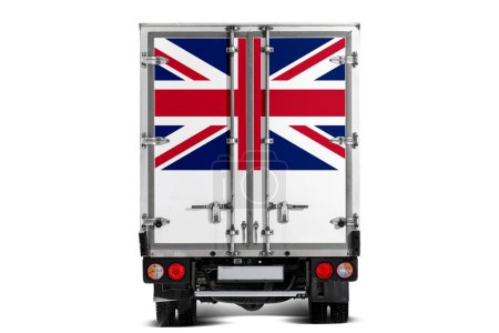 Téléchargez les photos : Un camion avec le drapeau national du Royaume-Uni représenté sur le hayon roule sur un fond blanc. Concept d'exportation-importation, transport, livraison nationale de marchandises - en image libre de droit