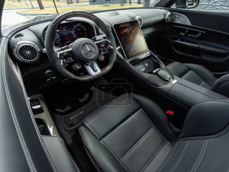Téléchargez les photos : Novossibirsk, Russie - Avril 23, 2024 : argent Mercedes-Benz AMG GT 63 S 4MATIC, Intérieur de la nouvelle voiture moderne avec transmission automatique, sanglier - en image libre de droit