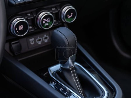 Foto de Novosibirsk, Rusia - 23 de abril de 2024: plata Renault Samsung XM3, Primer plano de la manija de transmisión manual de la caja de cambios. Mango del acelerador y botones en un coche nuevo. - Imagen libre de derechos