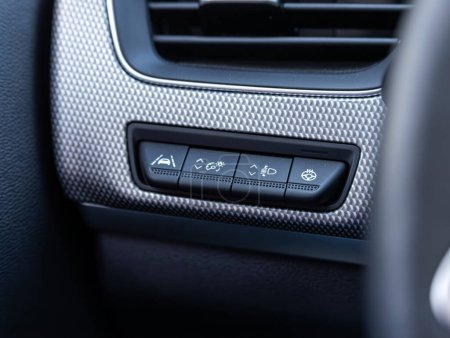 Téléchargez les photos : Novossibirsk, Russie - 23 avril 2024 : Renault Samsung XM3 argenté, gros plan sur les boutons des phares des sièges. intérieur de voiture moderne - en image libre de droit