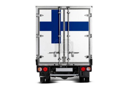 Téléchargez les photos : Un camion avec le drapeau national de la Grèce représenté sur le hayon roule sur un fond blanc. Concept d'exportation-importation, transport, livraison nationale de marchandises - en image libre de droit