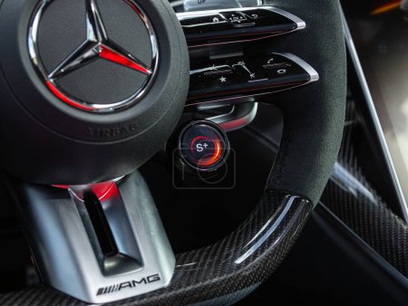 Foto de Novosibirsk, Rusia - 23 de abril de 2024: Mercedes-Benz AMG GT 63 S 4MATIC plateado, volante con botones multifunción para un control rápido del teléfono, la música y otras funciones - Imagen libre de derechos