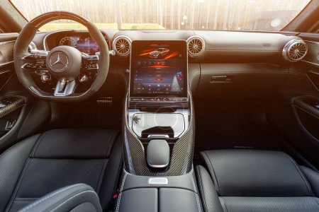 Foto de Novosibirsk, Rusia - 23 de abril de 2024: plata Mercedes-Benz AMG GT 63 S 4MATIC, car Interior - volante, palanca de cambios y salpicadero, climatización, velocímetro, pantalla - Imagen libre de derechos