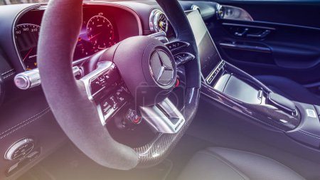 Foto de Novosibirsk, Rusia - 23 de abril de 2024: Mercedes-Benz AMG GT 63 S 4MATIC plateado, volante con botones multifunción para un control rápido del teléfono, la música y otras funciones - Imagen libre de derechos