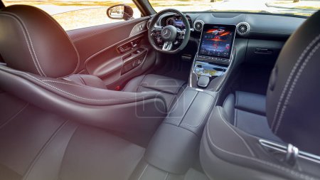 Téléchargez les photos : Novossibirsk, Russie - 23 avril 2024 : argent Mercedes-Benz AMG GT 63 S 4MATIC, intérieur de la voiture - volant, levier de vitesse et tableau de bord, climatisation, indicateur de vitesse, affichage - en image libre de droit