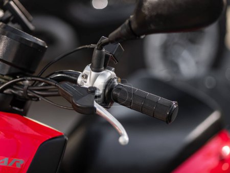 Téléchargez les photos : Novossibirsk, Russie - Mai 01, 2024 : cyclomoteur rouge Yamaha Gear, close up of handle speed break part detail - en image libre de droit