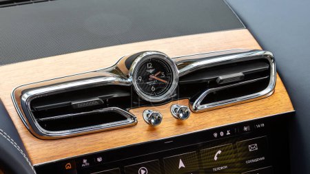Foto de Novosibirsk, Rusia - 01 de mayo de 2024: Bentley Bentayga blanco, Primer plano del sistema de ventilación del coche y el reloj en estilo retro - detalles y controles de un coche moderno. - Imagen libre de derechos