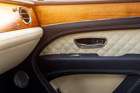 Foto de Novosibirsk, Rusia - 01 de mayo de 2024: Bentley Bentayga blanco, Botones de la puerta lateral: ventana, botones de ajuste del espejo, cerradura de la puerta. Coche interior con cuero beige y madera - Imagen libre de derechos