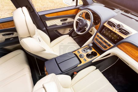 Foto de Novosibirsk, Rusia - 01 de mayo de 2024: Bentley Bentayga blanco, interior de lujo de un nuevo crossover moderno con cuero natural y madera con transmisión automática, salpicadero - Imagen libre de derechos