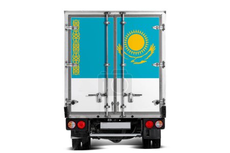 Foto de Un camión con la bandera nacional de Kazajstán representado en el portón trasero conduce sobre un fondo blanco. Concepto de exportación-importación, transporte, entrega nacional de mercancías - Imagen libre de derechos