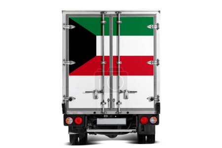 Foto de Un camión con la bandera nacional de Kuwait representada en la puerta trasera conduce sobre un fondo blanco. Concepto de exportación-importación, transporte, entrega nacional de mercancías - Imagen libre de derechos