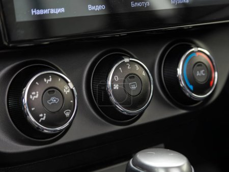 Foto de Novosibirsk, Rusia - 05 de mayo de 2024: gris Toyota Corolla, negro interior del coche: vista del control de la climatización con botón de aire acondicionado dentro de un coche - Imagen libre de derechos