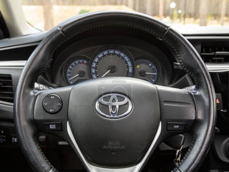 Téléchargez les photos : Novossibirsk, Russie - 05 mai 2024 : Toyota Corolla gris, gros plan sur le tableau de bord, lecteur, volant, poignée d'accélérateur, boutons, sièges. - en image libre de droit