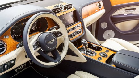 Téléchargez les photos : Novossibirsk, Russie - 01 Mai 2024 : blanc Bentley Bentayga, intérieur de luxe d'un nouveau multisegment moderne avec cuir naturel et bois avec transmission automatique, tableau de bord - en image libre de droit