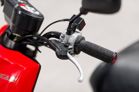 Téléchargez les photos : Novossibirsk, Russie - Mai 01, 2024 : cyclomoteur rouge Yamaha Gear, close up of handle speed break part detail - en image libre de droit
