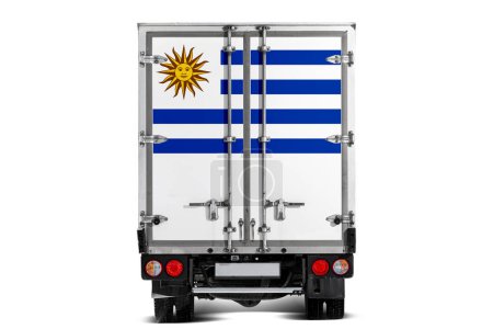 Foto de Un camión con la bandera nacional de Uruguay representado en el portón trasero conduce sobre un fondo blanco. Concepto de exportación-importación, transporte, entrega nacional de mercancías - Imagen libre de derechos