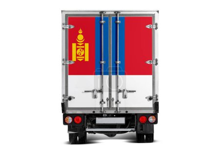 Foto de Un camión con la bandera nacional de Mongolia representada en la puerta trasera conduce sobre un fondo blanco. Concepto de exportación-importación, transporte, entrega nacional de mercancías - Imagen libre de derechos