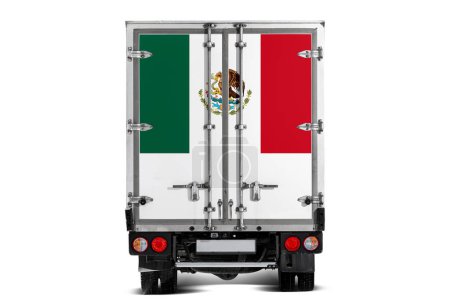 Foto de Un camión con la bandera nacional de México representado en el portón trasero conduce sobre un fondo blanco. Concepto de exportación-importación, transporte, entrega nacional de mercancías - Imagen libre de derechos