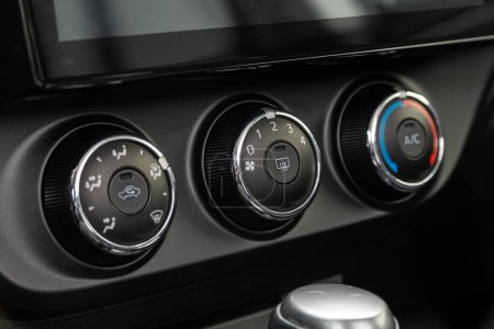  interior del coche negro: vista de control de climatización con botón de aire acondicionado dentro de un coche