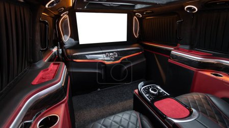 Foto de Novosibirsk, Rusia - 13 de abril de 2024: Mercedes-Benz Clase V, interior lujoso, cine con pantalla blanca en el cómodo interior de una minivan para un pasajero en el asiento trasero - Imagen libre de derechos