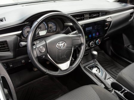 Foto de Novosibirsk, Rusia - 05 de mayo de 2024: Toyota Corolla gris, primer plano del tablero, jugador, volante, manija del acelerador, botones, asientos. - Imagen libre de derechos