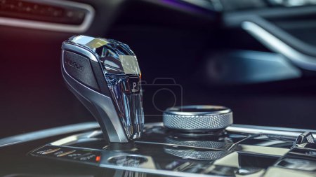 Téléchargez les photos : Novossibirsk, Russie - 15 mai 2024 : BMW X5, poignée de boîte de vitesses dans la voiture - en image libre de droit