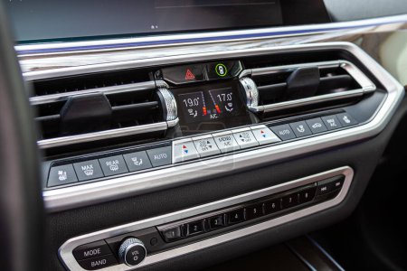 Foto de Novosibirsk, Rusia - 15 de mayo de 2024: BMW X7, Close up Panel de automóviles con control de climatización con botones de aire acondicionado- detalles y controles de automóviles modernos - Imagen libre de derechos