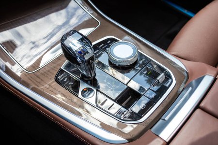 Téléchargez les photos : Novossibirsk, Russie - 15 Mai 2024 : BMW X7, poignée de boîte de vitesses dans la voiture - en image libre de droit