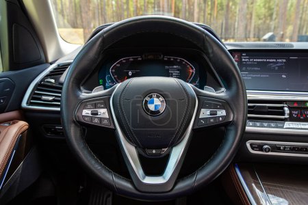Foto de Novosibirsk, Rusia - 15 de mayo de 2024: BMW X7, Interior del nuevo SUV moderno con transmisión automática, dashboar - Imagen libre de derechos