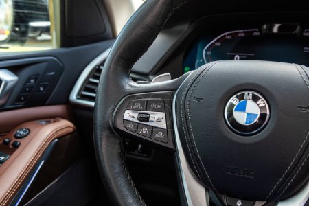 Foto de Novosibirsk, Rusia - 15 de mayo de 2024: BMW X7, Acercamiento del volante del coche con botones de función - Imagen libre de derechos