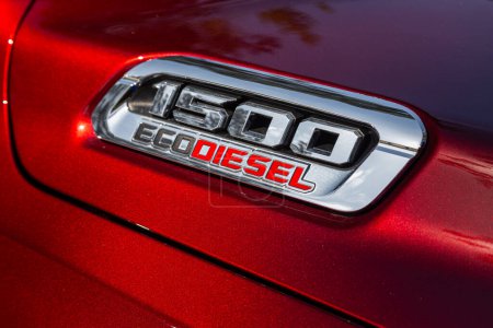 Foto de Novosibirsk, Rusia - 15 de mayo de 2024: Red Dodge Ram 1500 LongHorn, primer plano del logotipo 1500 ecodiesel exclusivo en el salpicadero - Imagen libre de derechos