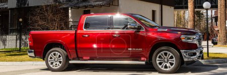 Téléchargez les photos : Novossibirsk, Russie - 15 mai 2024 : Dodge Ram 1500 LongHorn rouge stationné dans une ville. Aucune autre voiture et les gens. - en image libre de droit