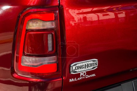 Téléchargez les photos : Novossibirsk, Russie - Mai 15, 2024 : Dodge Ram 1500 LongHorn rouge, Gros plan sur l'un des feux arrière rouge LED voiture pick-up moderne. - en image libre de droit