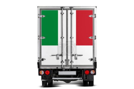 Un camión con la bandera nacional de Italia representada en la puerta trasera conduce sobre un fondo blanco. Concepto de exportación-importación, transporte, entrega nacional de mercancías