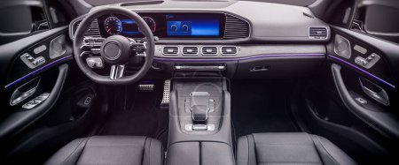 Interieur des neuen modernen SUV-Autos mit Lenkrad, Schalthebel und Armaturenbrett, Klimaanlage, Tacho, Display. Interieur aus schwarzem Leder